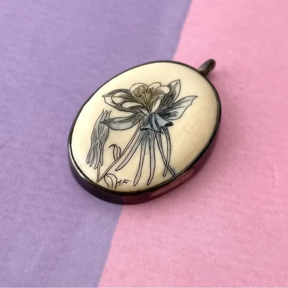 Vintage signed scrimshaw style pendant columbine flower silver plate? - Picture 3 of 10